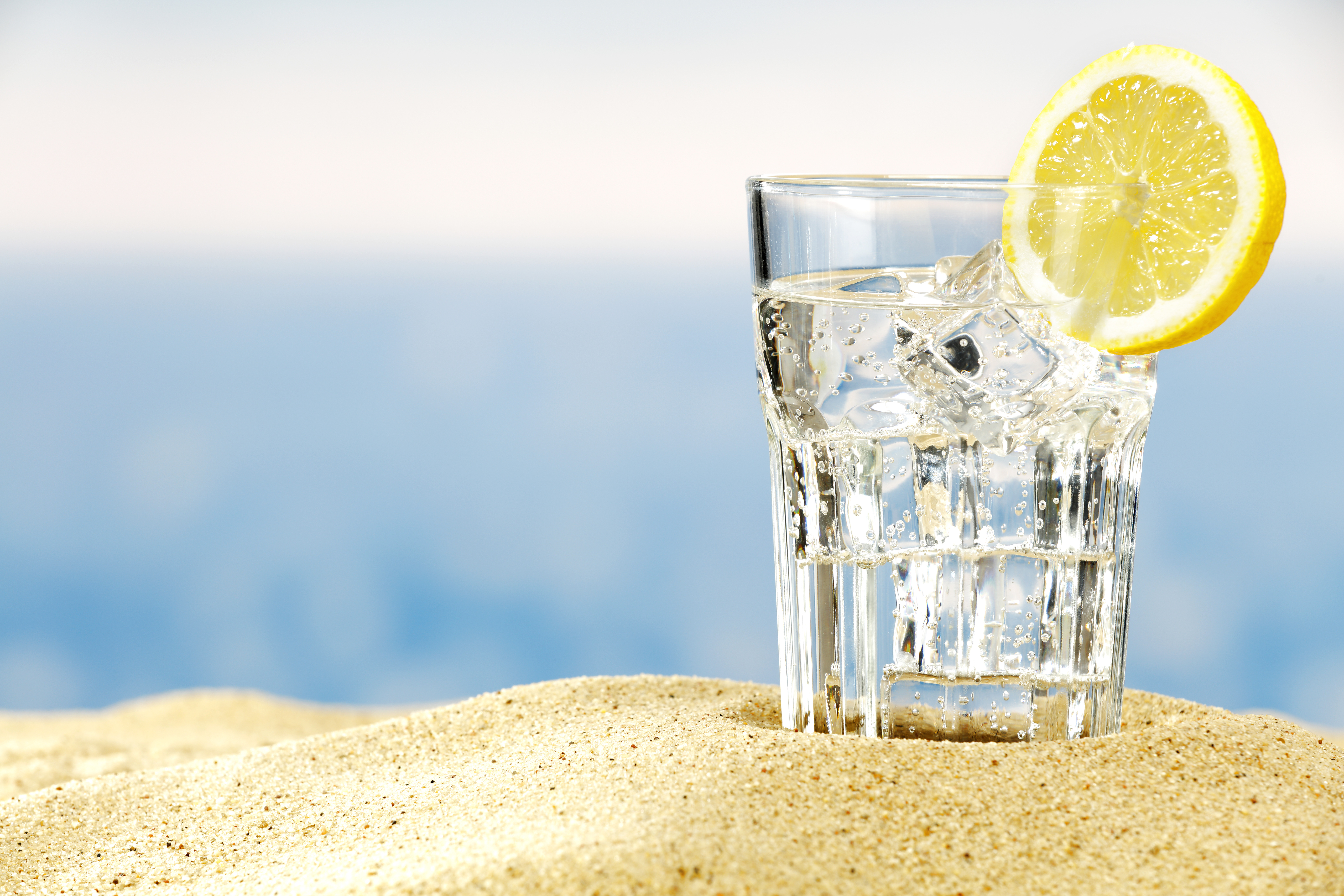 Cum să păstrezi băuturile reci la plajă cât mai mult timp. Metode mai puțin știute