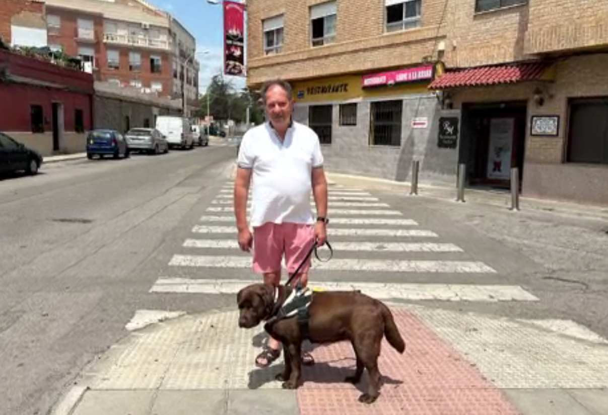 Un nevăzător a câștigat procesul cu o companie de ridesharing, în București. Șoferii nu l-au primit cu câinele de sprijin