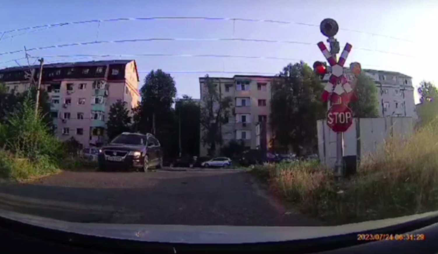 Șofer din Iași, căutat pentru trecerea unei căi ferate pe culoarea roșie. Ce l-a dat de gol