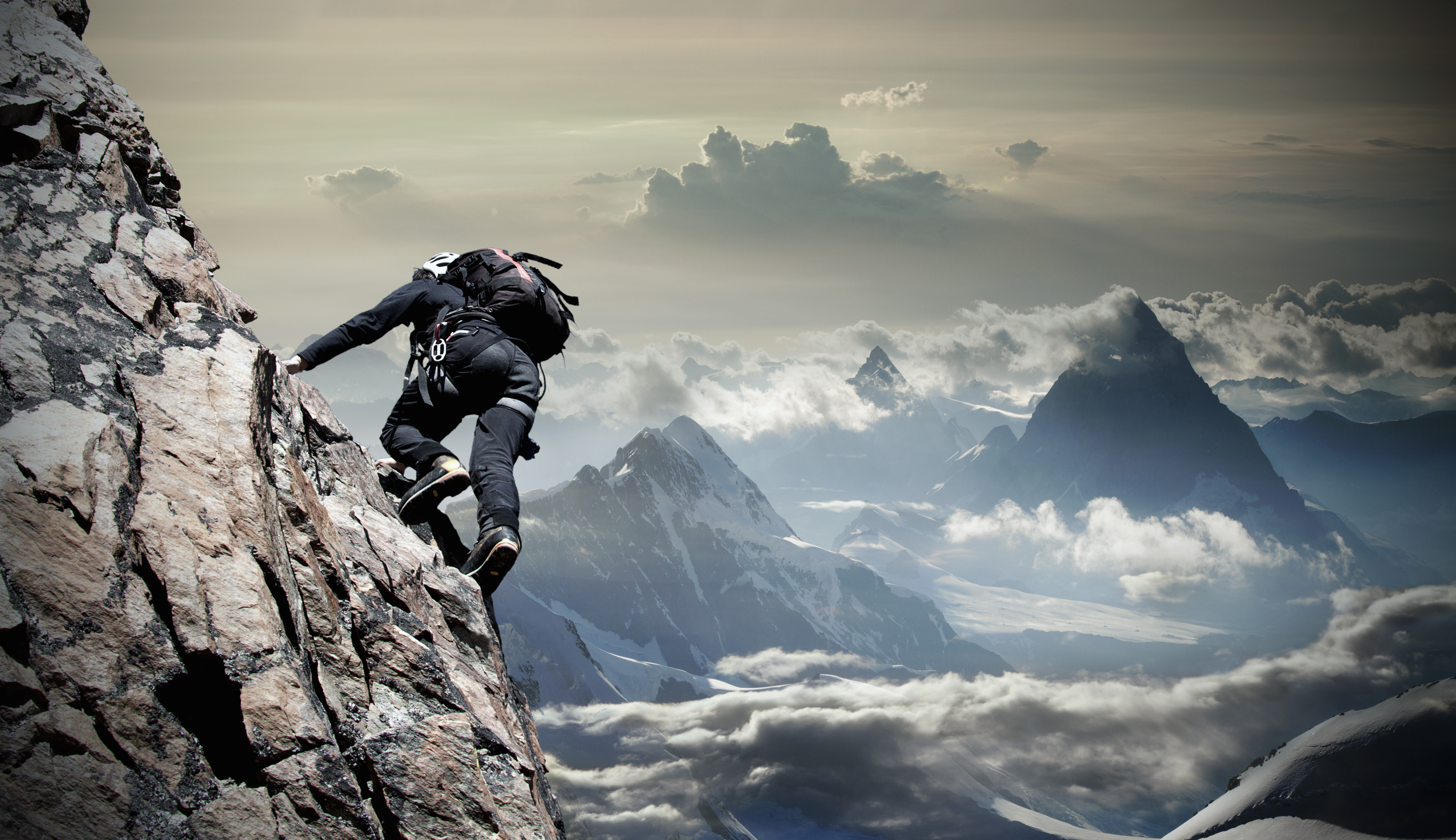 Un alpinist care și-a rupt gâtul într-o râpă cere un milion de lire despăgubiri după ce partenerul a "dat drumul frânghiei”