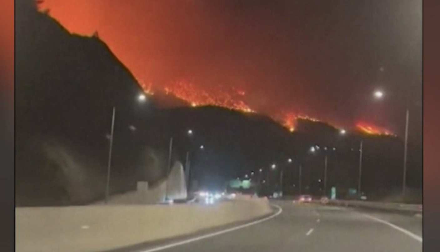 Peste 80.000 de ha au ars în Rodos. Primăria a adunat bagajele turiștilor care au fugit de multe ori doar cu hainele de pe ei