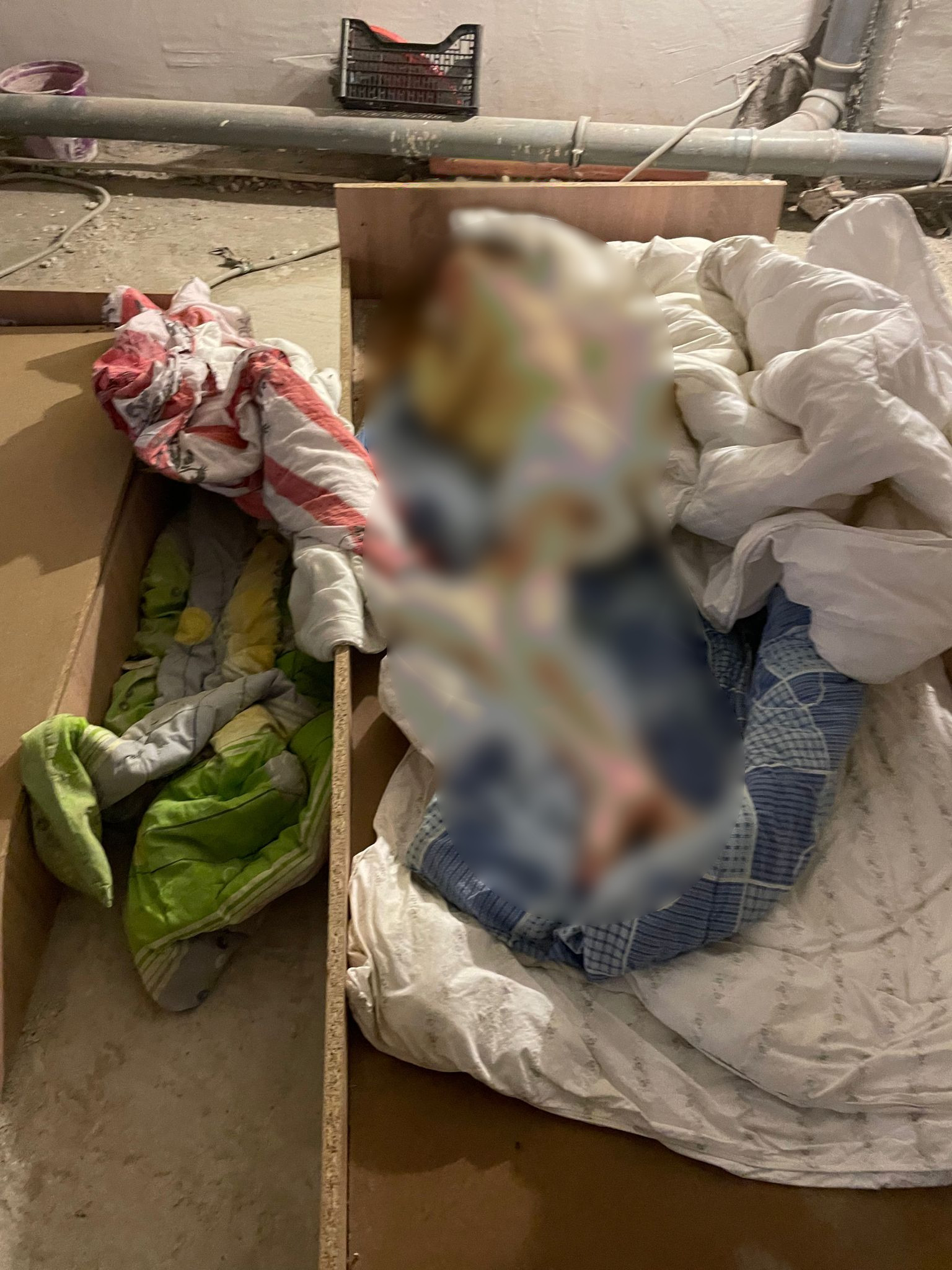 Imagini șocante dintr-un nou „azil al groazei”. 7 persoane, ținute în condiții insalubre în subsolul unui centru din Mureș