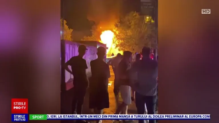 O clădire dezafectată din Capitală a fost cuprinsă de flăcări. Un bărbat și-a riscat viața să salveze un cățel