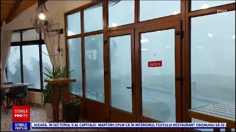 Furtunile au făcut ravagii în mai multe regiuni din țară. Trei oameni au murit, surprinși de vijelii