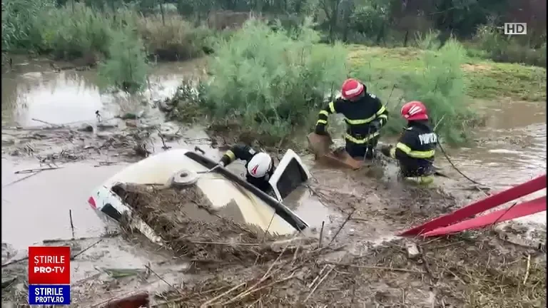 Vremea s-a răcit brusc în toată țara. Vijeliile și ploile torențiale au făcut ravagii în mai multe orașe