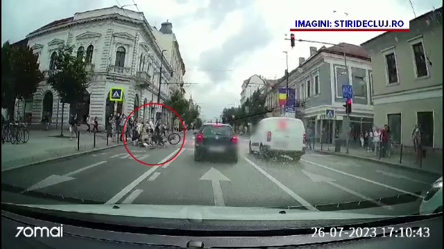 Un biciclist din Cluj a intrat în plin într-un grup de pietoni. Scena a fost surprinsă de camera de bord a unui șofer