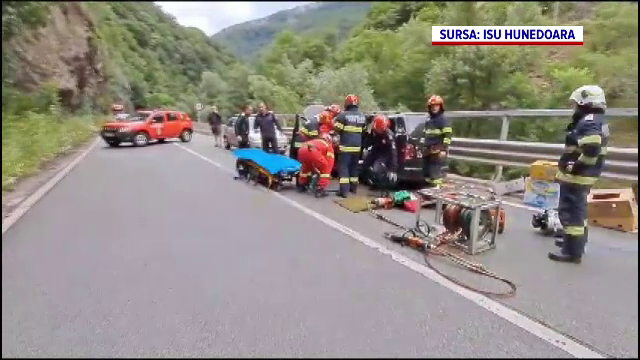Accident în Defileul Jiului. O femeie a ajuns la spital, după ce mașina ei a fost lovită de semiremorca unui TIR