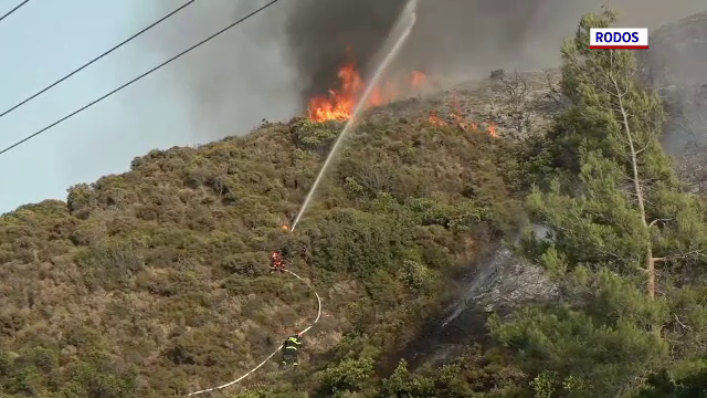 Incendiile s-au mai domolit pe insula Rodos. Au apărut însă noi focare în Grecia continentală, care au făcut și victime