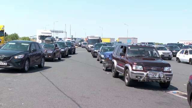 Vama Nădlac 2, cel mai aglomerat punct de trecere a frontierei. Oamenii așteaptă și 120 de minute la coadă