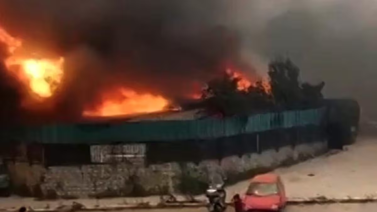 Sicriul unui bărbat a fost cuprins de flăcări în timpul priveghiului. Incendiile din Sicilia au ajuns la locuințe
