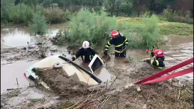 Vijeliile și ploile torențiale au provocat distrugeri însemnate. O mașină a fost înghițită de mâl în câteva minute