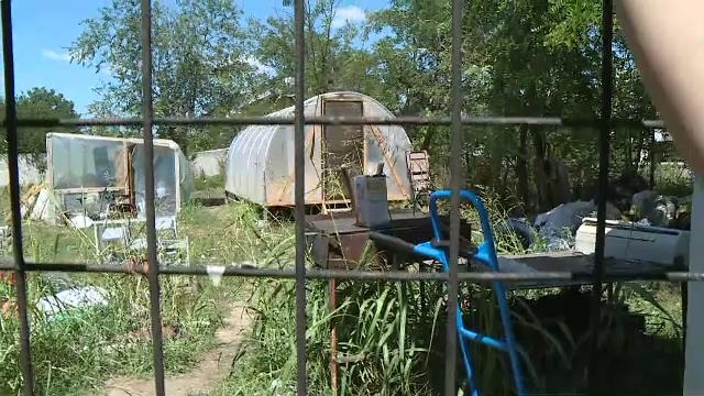 Un cămin pentru vârstnici care funcționa ilegal a fost descoperit în Voluntari. Oamenii erau ținuți în pod sau într-o seră