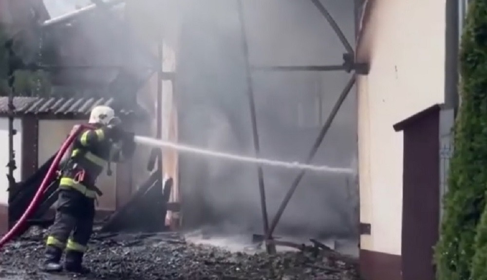 Incendiu violent într-o gospodărie din județul Suceava. Un adolescent a ajuns la spital cu arsuri