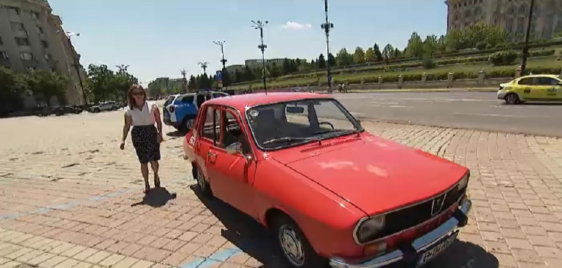 Tot mai mulți turiști străini vizitează Bucureștiul. Cât costă un tur cu o Dacie din perioada comunismului