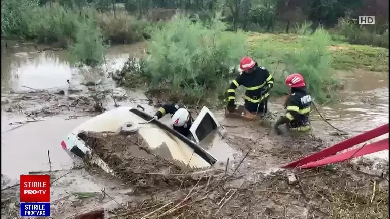 Vijeliile și ploile torențiale au provocat distrugeri însemnate. O mașină a fost înghițită de mâl în câteva minute
