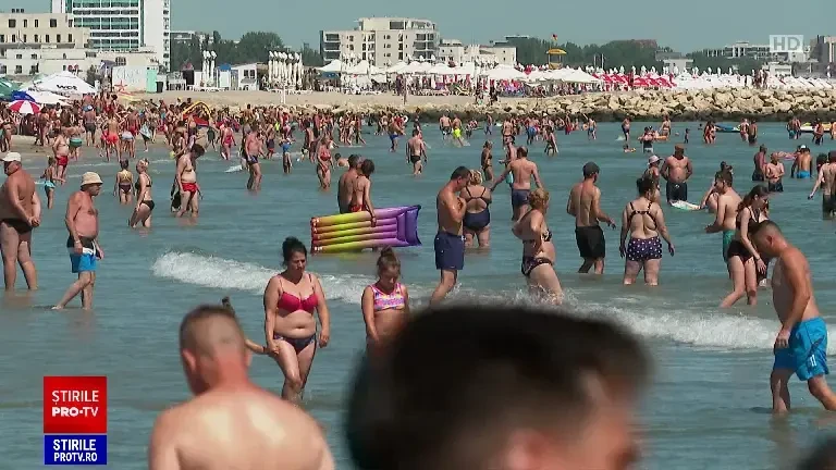 De ce s-a răcit considerabil apa mării, când afară sunt 30 de grade. Explicația fenomenului