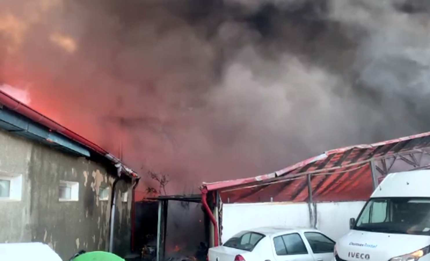 Mobilizare impresionantă la un incendiu din Cluj-Napoca. A ars un depozit de piese auto și au intervenit chiar și cisternele