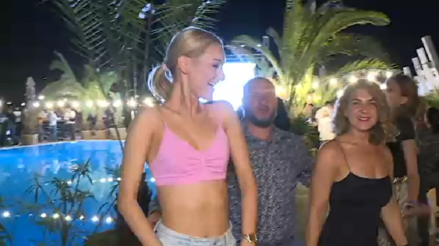 S-a dat startul la distracție în București. Piscinele găzduiesc petreceri de pomină. ”Oamenii se simt bine, se simt liberi!”