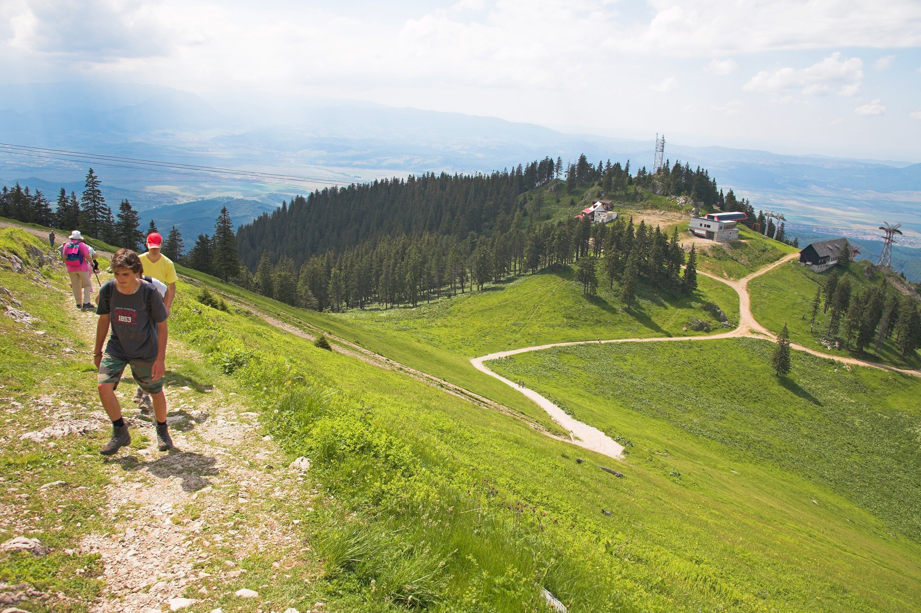 Vremea de la munte i-a atras ca un magnet pe turiști. Care va fi temperatura maximă