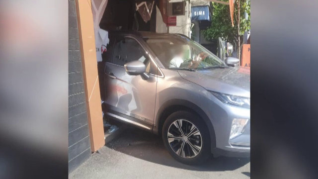 Accident grav în Capitală provocat de un șofer de 73 de ani cu o proteză la picior care a intrat cu maşina într-un magazin