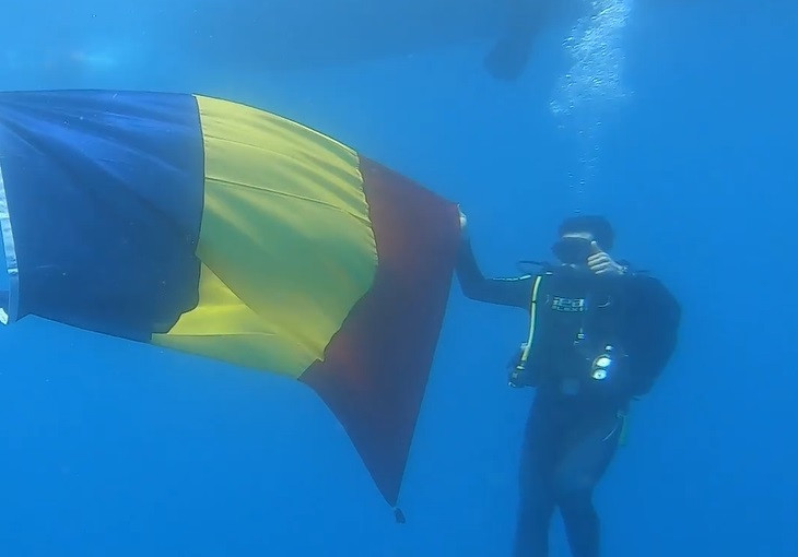 Scafandrii Forțelor Navale Române au întins tricolorul în adâncul Mării Mediterane, în timpul unui amplu exercițiu