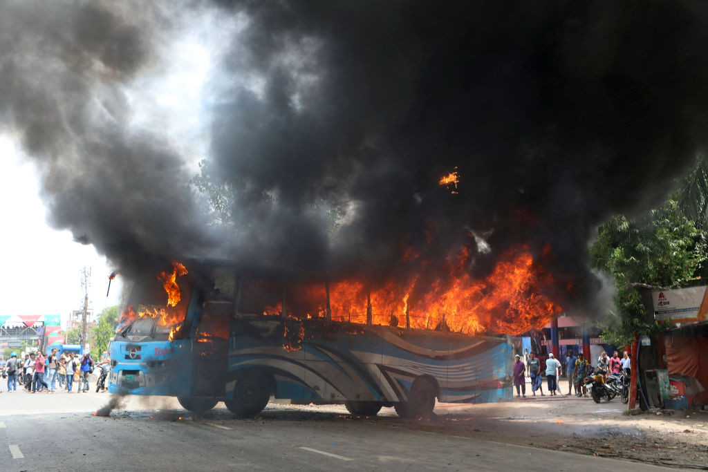 Ciocniri violente între protestatari și poliție în capitala Bangladeshului. Oamenii cer demisia șefei guvernului | VIDEO