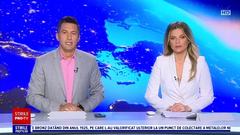 Un pui de panda roșu, atracția principală a unei grădini zoologice din Ungaria. Puiul cântărește 400 de grame