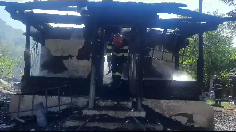 Una dintre cele mai vechi biserici din România, mistuită de flăcări. Ce a mai rămas din monumentul istoric | FOTO