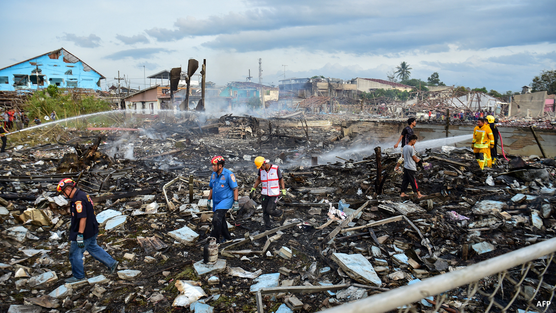 Cel puţin zece morţi şi peste o sută de răniţi într-o explozie la un depozit de artificii dintr-un oraș din Thailanda