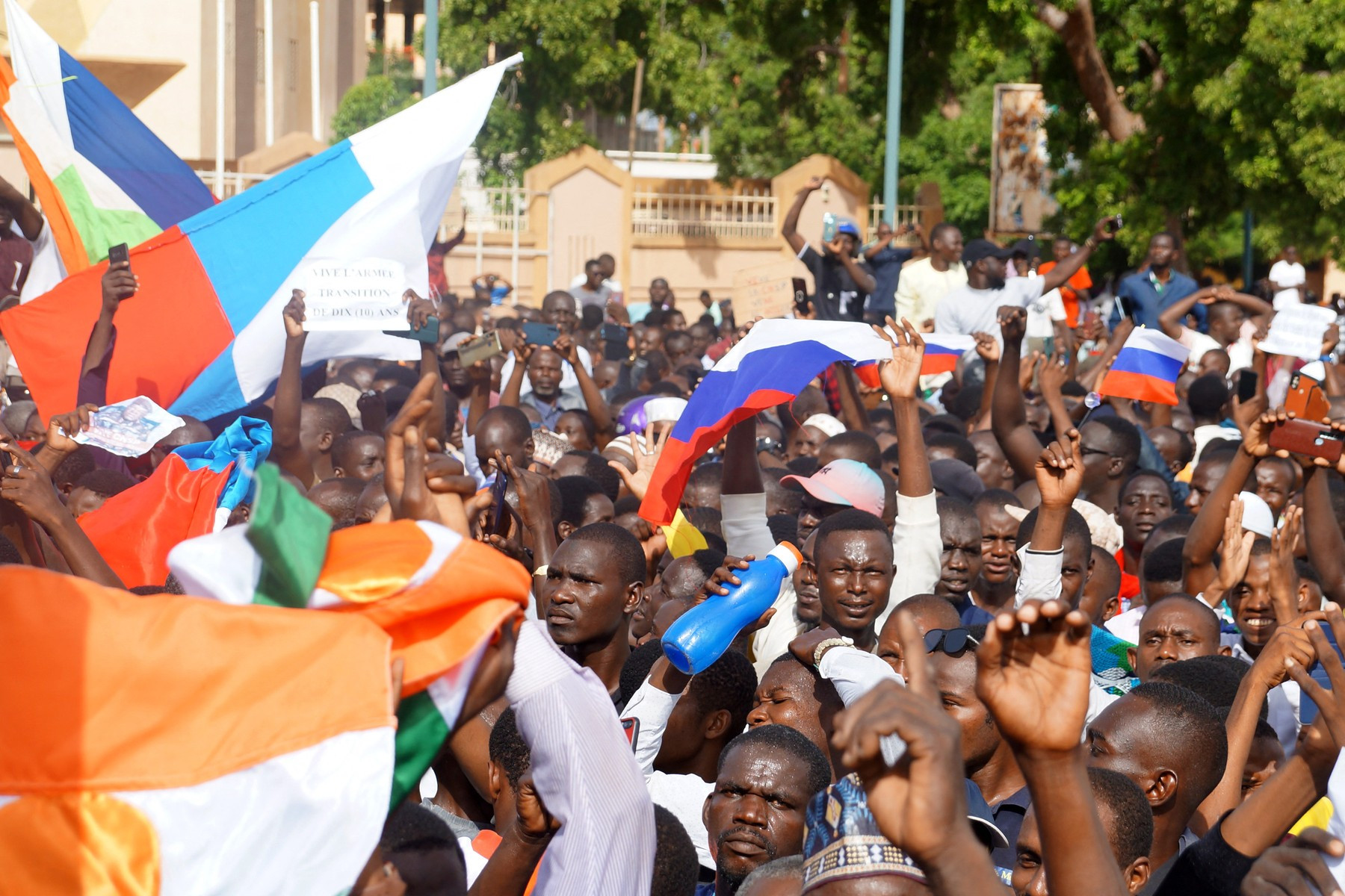 Mii de africani protestează împotriva Franţei la Ambasada franceză din Niamey, cu steaguri ale Rusiei | VIDEO
