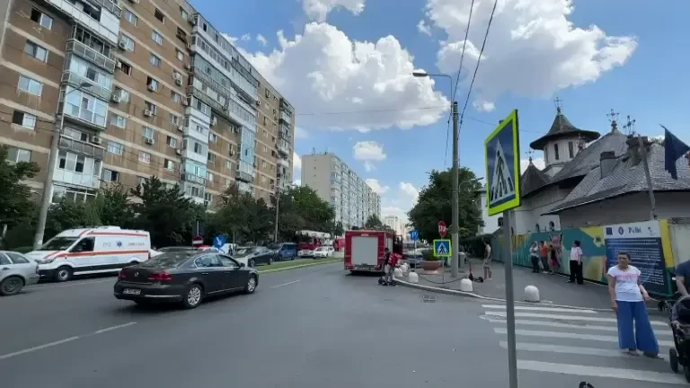 Explozie devastatoare la un apartament din Berceni. Echipajele de intervenție acționează pentru salvarea locatarilor