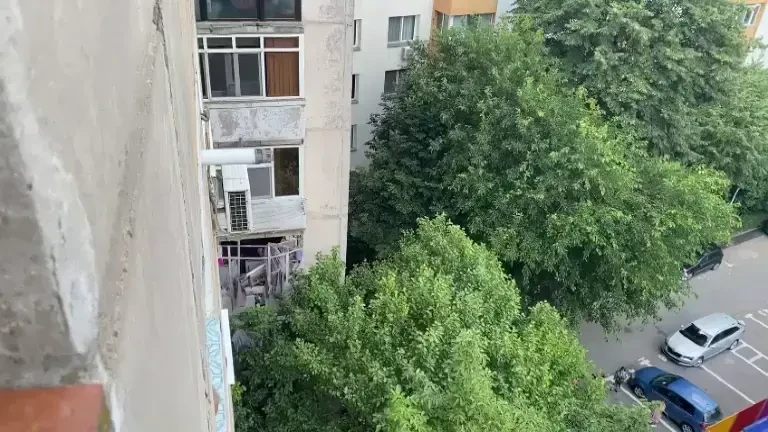 Explozie devastatoare la un apartament din Berceni. Echipajele de intervenție acționează pentru salvarea locatarilor