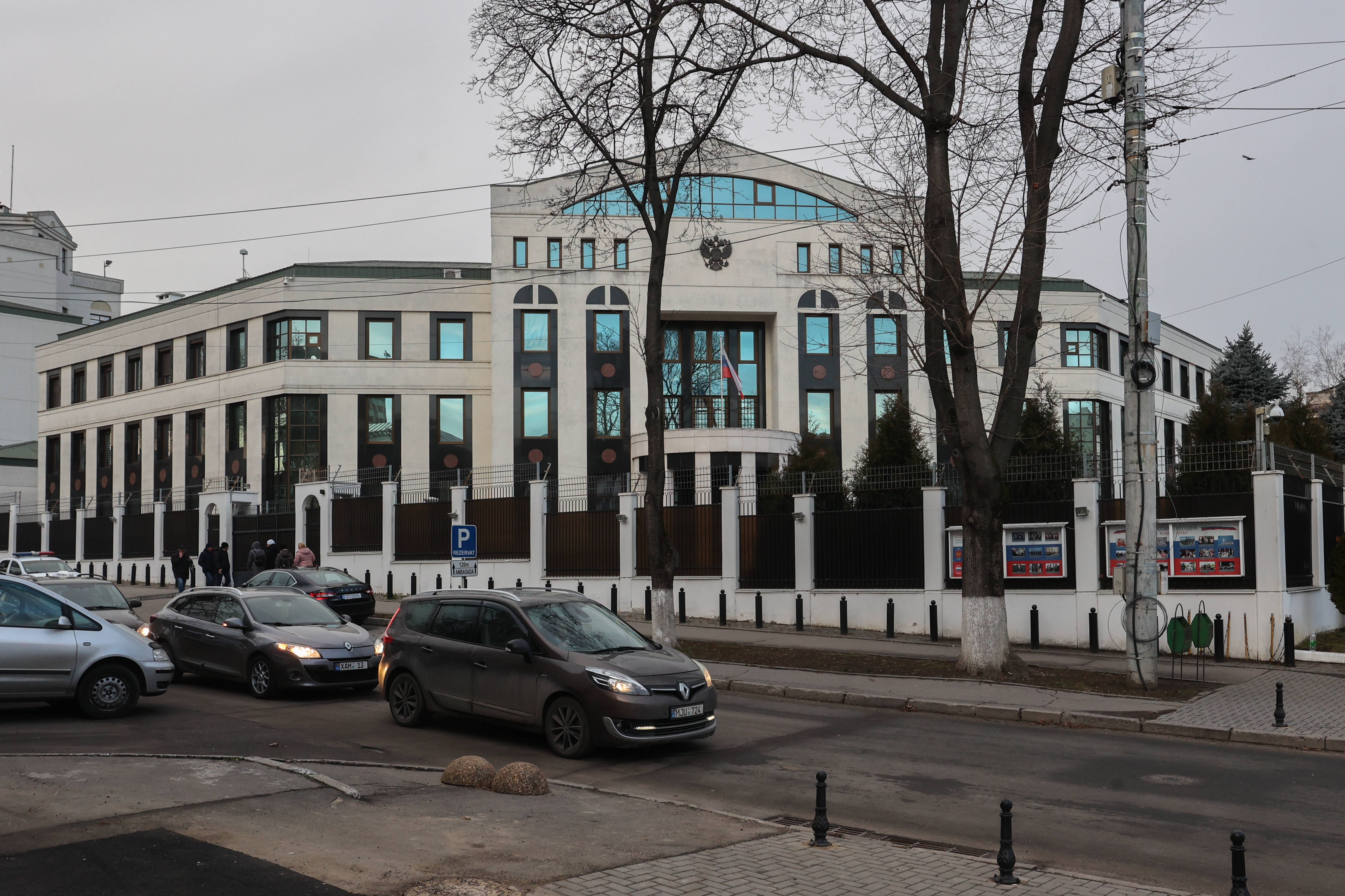 Ambasada Rusiei în Moldova își suspendă serviciile consulare. Ce s-a descoperit pe acoperișul reprezentanței diplomatice