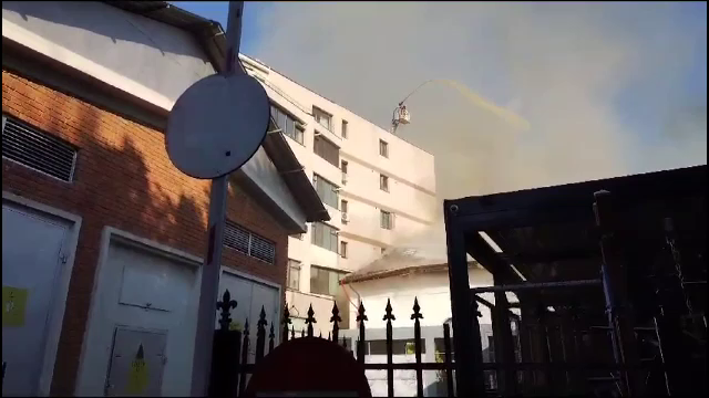 Un restaurant celebru din Pitești a luat foc, cu zeci de oameni înăuntru, de la fotovoltaice. Funcționa fără autorizație