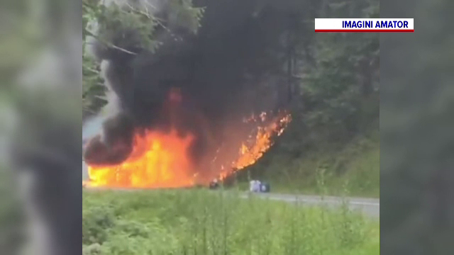 Mașină mistuită de flăcări pe un drum din Harghita. Focul s-a extins și în pădure