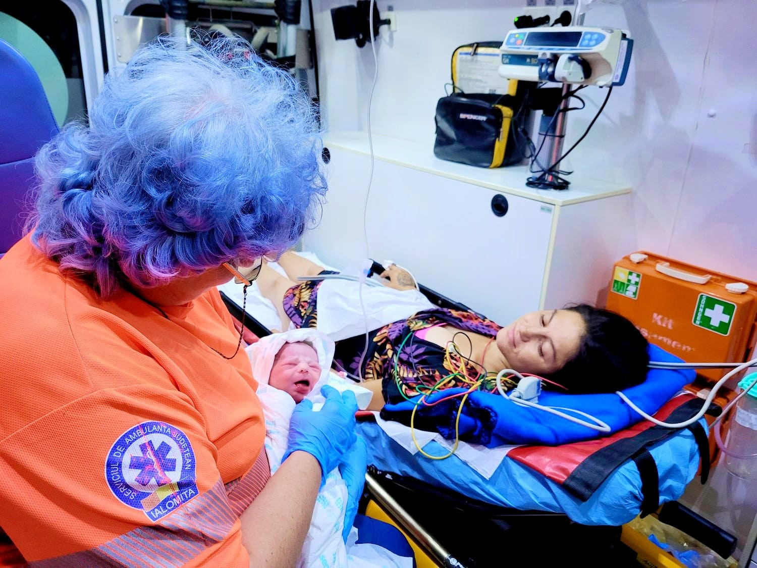 Mărturia ambulanțierului care a ajutat-o să nască pe trotuar pe femeia din Urziceni: ”A fost refuzată de spital”