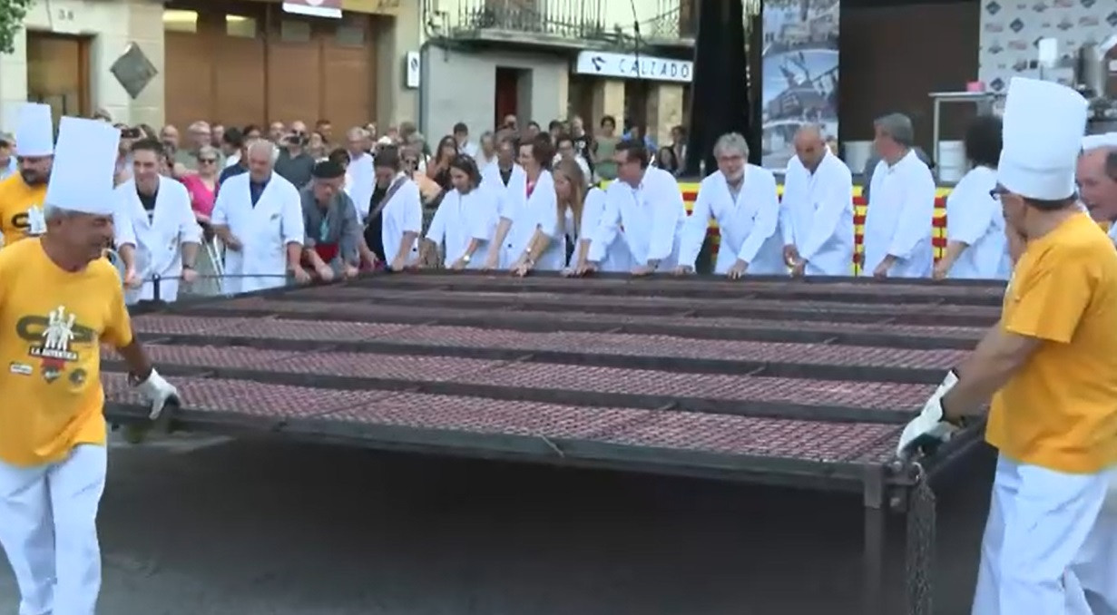 Un grătar de 25 de metri pătrați, atracția festivalului cârnatului din regiunea spaniolă Aragon