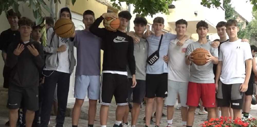 Protest în Brăila. Micii baschetbaliști au cerut autorităților să fie lăsați să se antreneze în sălile de sport ale școlilor