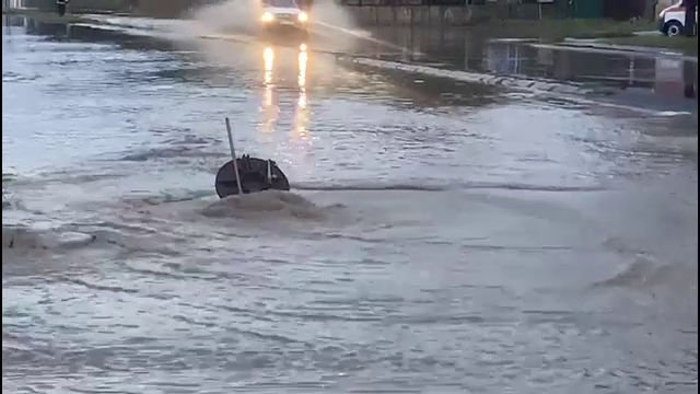 Potop la Deva. Mai multe străzi au fost acoperite de ape după ce canalizarea a cedat