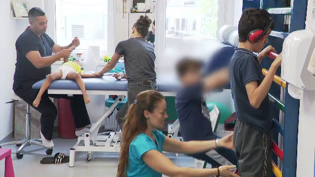 Ministerul Sănătății recunoaște că lipsesc centrele de recuperare pentru copiii cu boli genetice grave