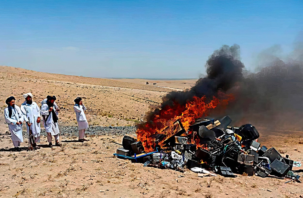 Talibanii au început să ardă instrumentele muzicale din Afganistan. „Este genocid cultural”