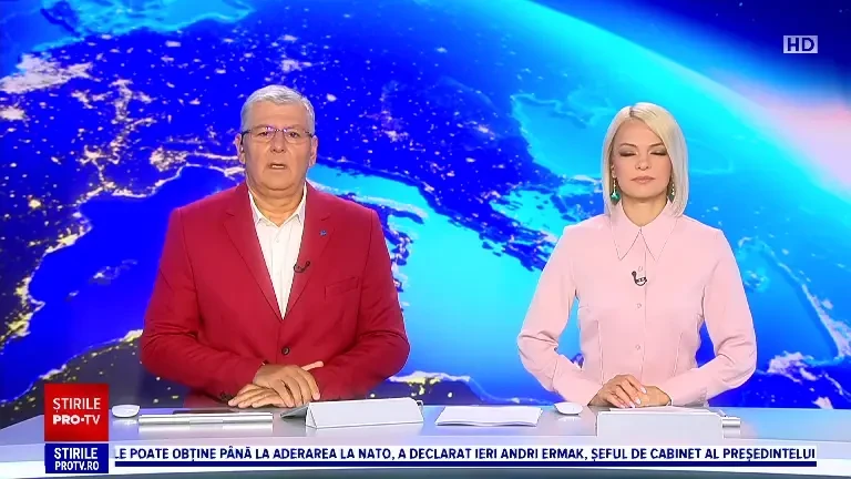 Mașină mistuită de flăcări pe un drum din Harghita. Focul s-a extins și în pădure