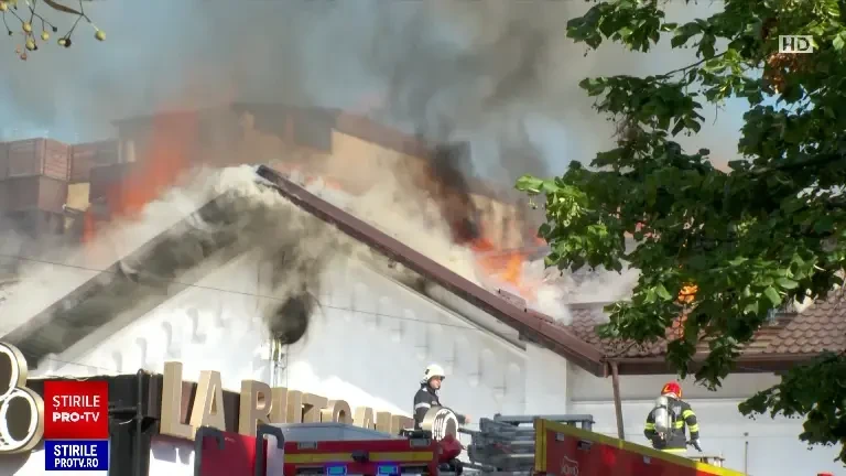 Un restaurant celebru din Pitești a luat foc, cu zeci de oameni înăuntru, de la fotovoltaice. Funcționa fără autorizație
