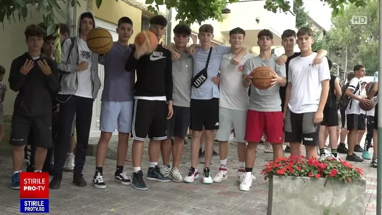 Protest în Brăila. Micii baschetbaliști au cerut autorităților să fie lăsați să se antreneze în sălile de sport ale școlilor