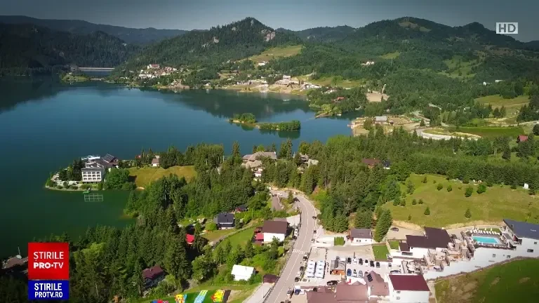 Ardelenii și-au creat marea lor între munți la Colibița, pe Valea Bistriței. Vestea că locul e fermecat s-a dus repede