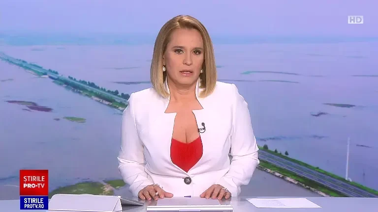 Momentul terifiant în care un bărbat lupta pentru viața lui, agățat de o mașină luată de viitură în China