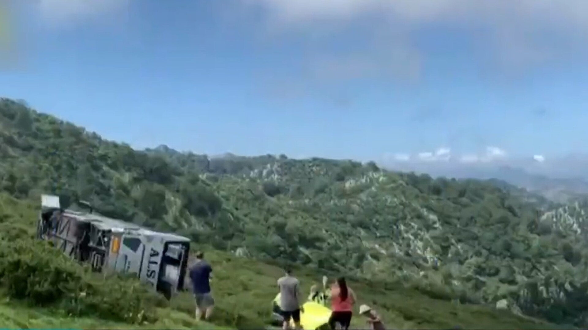 Un autocar plin cu turiști s-a rostogolit de două ori în afara unui drum de munte în Spania. Mai mulți pasageri, răniți grav