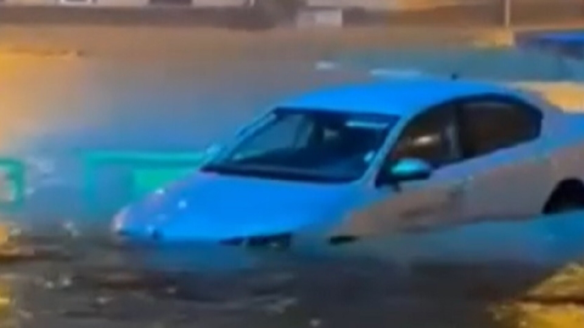 Centrul orașului Tulcea s-a transformat în piscină, după o ploaie de jumătate de oră. A fost emis mesaj RO-Alert