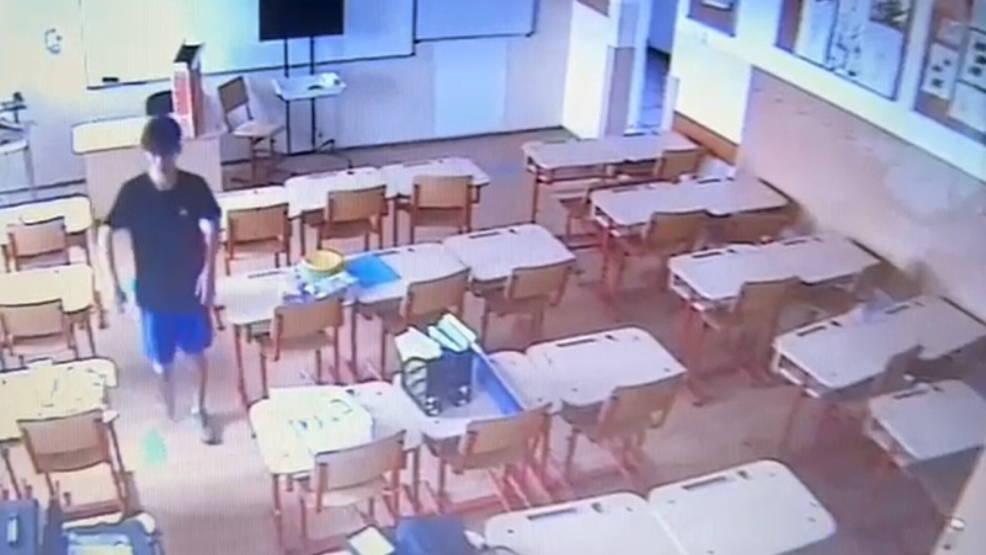 Doi tineri, suspectați că au furat 71 de tablete de la Şcoala Gimnazială „George Bacovia”. Cei doi au fost reținuți