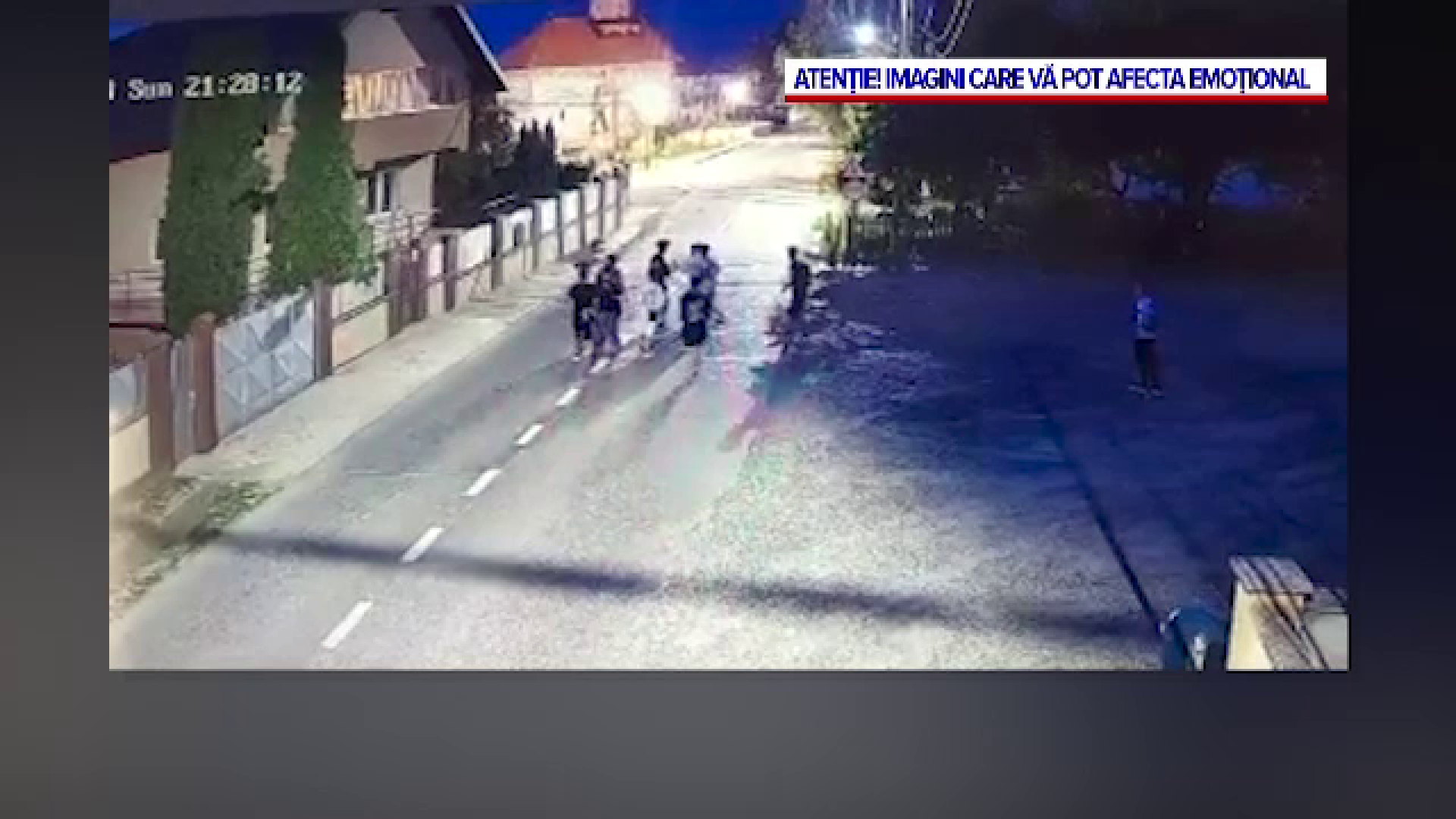 Trei adolescenți din Suceava au fost înjunghiați pe stradă. Scandalul, surprins de o cameră de supraveghere